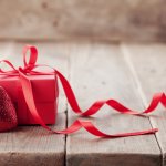 Valentine akan tiba sebentar lagi. Para pasangan sudah mulai bersiap merayakan Valentine. Kamu dan pacar sudah punya agenda untuk Valentine ini, belum? Nah, intip rekomendasi aktivitas yang bisa kamu lakukan bersama pacar saat Valentine. Selain itu, jangan lupa juga berikan kado istimewa untuk pacar kamu. Cek rekomendasi kami, ya!