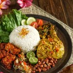 Tak perlu ke Bali untuk menikmati makanan khas Bali. Anda yang berada di Semarang juga bisa mencicipi makanan khas Bali yang tetap enak. Yuk, simak rekomendasi di bawah untuk mendapatkan restoran terbaiknya. 