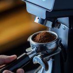 Anda tentu tahu betapa pentingnya penggilingan kopi yang tepat untuk menyajikan secangkir kopi segar yang nikmat. Inilah mengapa grinder kopi memiliki peran penting dalam pengalaman kopi Anda.

