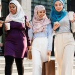 Bingung mencari gaya pakaian yang keren dan stylish? Kamu bisa contek gaya beberapa selebgram hijab yang oke dan pilih juga outfit yang tepat. Jangan khawatir, BP-Guide sudah siapkan rekomendasi baju kasual oke yang bisa kamu kenakan sebagai outfit harian!