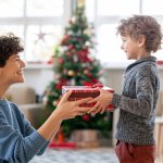 運動機能も知能も発達する4歳児には、クリスマスプレゼントとして成長を視野に入れたものを贈りましょう。今回は、4歳の男の子がもらって喜ぶアイテムを編集部が調査しました。知育玩具からおもちゃ以外の商品までとくに人気を集めているものを、ジャンルごとにランキングに沿ってご紹介します。男の子向きのギフトを探すコツも解説するので、ぜひチェックして満足してもらえるものを見つけてください。