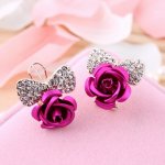 Anting-anting adalah salah satu jenis perhiasan yang diminati banyak wanita. Ragam ukuran dan model, membuat anting-anting menjadi salah satu fashion item yang dapat menunjang penampilan. Anting-anting berbentuk bunga, misalnya. Model satu ini sangat cocok bagi Anda yang suka dengan tampilan feminin, manis, sekaligus glamor.