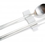 Liburan ke Korea Selatan? Jangan lupa mampir untuk berwisata kuliner ya! Eits, tapi kamu wajib tahu table manner mereka nih, supaya tak salah bertindak saat makan di restoran atau kafe dan lain sebagainya. Yuk, cek table manner ala Korea dan juga rekomendasi peralatan makanya dari kami!