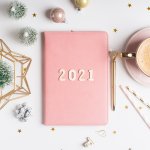 Menyambut tahun yang baru, kamu pasti sudah punya segudang rencana untuk tahun depan bukan? Pastikan kamu tidak melewatkan satu pun dari rencana yang kamu rancang dengan menuliskannya di sebuah agenda. Melalui artikel ini, BP-Guide akan memberikan rekomendasi buku agenda 2023 hanya untukmu!