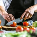 Apakah Anda sedang mencari pisau koki untuk melengkapi peralatan dapur rumah Anda? Kali ini BP-Guide akan memberikan tips memilih pisau koki sebagai panduan Anda. Jika Anda masih bingung, maka Anda bisa pilih pisau koki (chef knife) berdasarkan rekomendasi pisau koki yang BP-Guide akan rekomendasikan.
