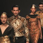 Batik adalah warisan budaya Indonesia yang sangat membanggakan. Sebagai warga negara yang baik, BP-Guide akan mengajakmu untuk mengenal macam-macam motif batik dari berbagai daerah di Indonesia. Oh iya, jangan lupa koleksi produknya di lemarimu, ya!