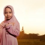 Wanita muslim memang wajib menutup auratnya dalam Islam. Agar anak terbiasa saat dewasa, sebaiknya orangtua mengajarkan cara berpakaian yang syar'i sejak dini. Untuk itu, Anda bisa menyimak tips memilih baju muslim anak perempuan yang nyaman digunakan dan rekomendasi BP Guide berikut ini!