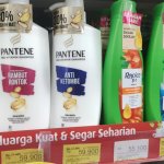 Menjaga kesehatan rambut adalah hal yang penting. Itulah kenapa, bagi wanita, produk perawatan rambut tidak hanya sekadar sampo saja. Masih ada rangkaian produk lainnya untuk menjaga kesehatan dan keindahan rambut. Berikut tips dan rekomendasi produk perawatan rambut yang bisa kamu simak.