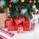 Một chút khéo léo khi chọn quà Giáng sinh sẽ giúp bạn tiết kiệm ngân sách đáng kể mà vẫn có được những món quà ý nghĩa và đáng yêu để gửi tặng người thân và bạn bè của mình. Bài viết dưới đây sẽ gợi ý giúp bạn 10 món quà tặng Giáng sinh giá rẻ mà siêu đáng yêu (năm 2020) và những lời chúc Giáng sinh hay nhé!
