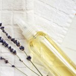 Cleansing oil merupakan salah satu produk pembersih wajah yang wajib kamu coba. Ini cocok untuk kamu yang kerap memakai makeup waterproof. Kandungan minyak di dalamnya akan membantu melunturkan makeup yang sulit dihilangkan. Nah, simak tips memilih cleansing oil dan juga rekomendasinya terbaik dari BP-Guide!