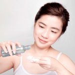 Siapa sih yang nggak mau punya kulit bersih dan sehat apalagi jika sering menggunakan makeup? Pastinya kamu juga mau dong, bebas masalah kulit wajah. Nah, cara mudah untuk membersihkan wajah bisa menggunakan toner. Mau tahu lebih banyak tentang toner yang sesuai dengan kulit kamu? Yuk, simak ulasan tentang toner yang sesuai kebutuhan kulit kamu di sini!