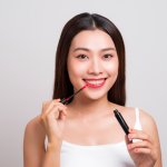 Lip Tint adalah salah satu pewarna bibir yang kini banyak digemari. Teksturnya yang lebih cair membuatnya mudah diaplikasikan di bibir dan melekat lebih lama dibandingkan dengan lipstik atau pewarna bibir lainnya. Mau tahu lip tint berkualitas oke yang tahan lama? Cek rekomendasi Bp-Guide berikut!