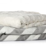 Tidur merupakan aktivitas penting yang perlu dilakukan semua orang. Agar lebih nyenyak, manfaatkan selimut kamu di rumah, ya. Nah, kalau kamu merasa selimut sudah saatnya diganti dengan yang baru, cek dulu tips memilihnya dari kami! Jangan lupa cek rekomendasi terbaiknya dari BP-Guide!