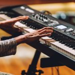 Sedang belajar bermain keyboard atau masih pemula? Tentunya ingin mencari keyboard terbaik, bukan? Nah, berikut ini BP-Guide akan memberikan rekomendasi dan ulasan beserta tips mencari keyboard terbaik untuk Anda. Simak, yah.