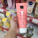 Kulit yang sehat dan bersinar adalah impian setiap orang. Namun, cuaca ekstrem, polusi, dan gaya hidup yang sibuk bisa membuat kulit Anda kehilangan kelembapan. Di sinilah body lotion hadir sebagai penyelamat. Kami akan membahas bagaimana body lotion adalah rahasia untuk menjaga kelembapan kulit Anda dan memberikan kilau yang sehat.