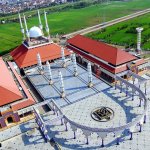 Meski berada di sekitar garis pantai, bukan berarti kota tersebut tak memilki udara sejuk pegunungan. Seperti kota di Jawa Tengah yang satu ini, Semarang.