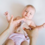 Baby oil wajib dimiliki setiap ibu yang memiliki bayi. Produk ini memiliki banyak manfaat untuk buah hati lho. Yuk, cek manfaatnya dan juga rekomendasi terbaiknya bersama kami! 