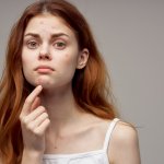 Banyak yang menganggap kalau kulit menjadi berjerawat karena terlalu banyak minyak dan kelembapannya terlalu tinggi. Karena hal ini, banyak dari kita yang takut memakai pelembap karena dikhawatirkan kulit makin parah jerawatnya. Padahal, ada pelembab khusus untuk kulit berjerawat. Intip update rekomendasi produk pelembap terbaru 2023 untuk kulit berjerawat dari kami!