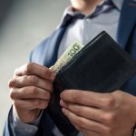 機能的な財布は、手間取りがちな支払いのシーンでスマートに振る舞うために役立つだけでなく、自分らしさも表現できるアイテムです。今回は、おしゃれなデザインに加えて品質も意識するようになる30代の男性に適したメンズ財布を編集部が調査しました。使い勝手が良い二つ折り財布を扱うブランドや憧れのハイブランドなど、人気のブランドをランキングにまとめています。ぜひ記事を参考にして、カジュアルな商品やビジネス向きの商品など多彩なラインナップのなかから、用途に合ったものを見つけてください。