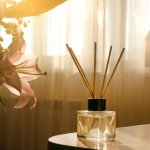 Saat Anda memasuki rumah Anda, apakah Anda ingin disambut dengan aroma yang menenangkan, menyegarkan, atau mungkin yang mengingatkan Anda pada kenangan indah? Reed diffuser adalah solusi aromaterapi yang sederhana namun efektif untuk mengubah atmosfer ruangan Anda. Dengan beragam aroma yang tersedia, kami telah merangkum rekomendasi reed diffuser terbaik agar Anda dapat menciptakan pengalaman beraroma yang sempurna di rumah Anda.