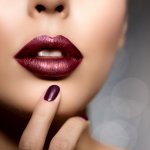 Wanita tak bisa dipisahkan dari lipstik karena bisa menambah kepercayaan diri. Hal ini karena dengan memulas lipstik, wajahmu akan terlihat lebih cerah. Yuk, simak rekomendasi lipstik yang bisa membuat bibirmu semakin merekah. 