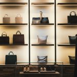 Kamu pasti punya koleksi tas lebih dari satu. Lalu bagaimana cara menyimpannya? Sesungguhnya tas harus disimpan dengan benar agar bentuknya tetap terjaga dan juga awet. BP-Guide memberikan ulasan agar tas kamu tetap keren menggunakan rak tas berikut ini. 