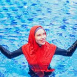 Saatnya lakukan aktivitas air dengan nyaman menggunakan10 pilihan baju renang wanita muslimah berikut ini