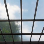 Anda menginginkan ruangan yang terang dan nyaman? Coba pertimbangkan penggunaan atap transparan! Atap transparan memberikan keunggulan pencahayaan alami yang memasuki ruangan Anda, menciptakan suasana yang terang dan menyenangkan.