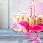 大切なお子さまの初めての誕生日に、素敵なケーキを贈りましょう。この記事では、1歳の誕生祝いにぴったりのケーキを12個ご紹介します。それぞれのケーキの特徴や喜ばれているポイントなど、2024年最新の情報を集めました。そのほか、ケーキを選ぶ際の注意点など、基本的な知識についても解説します。特別な1日を彩るケーキ選びの参考に、ぜひお役立てください。