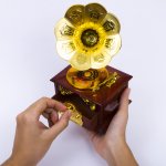 Kotak musik adalah salah satu item audio klasik yang punya banyak penggemar. Tak hanya karena bisa mengeluarkan nada-nada yang merdu tapi karena bentuknya yang juga unik dan bisa jadi dekorasi ruang yang cantik.