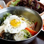 Penggemar drama Korea atau para K-popers biasanya selalu tergoda saat melihat sajian nasi khas Korea yang biasanya identik dengan warna merah dari bumbunya. Nah, daripada ngiler, Anda bisa langsung membuatnya di dapur, lho. Yuk, langsung tengok resep-resep ini, deh!