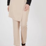 Jika Anda memerlukan pakaian muslim yang nyaman dipakai saat bergerak, namun tetap sesuai aturan agama, Anda perlu melihat pakaian yang satu ini. Rok celana, merupakan inovasi yang menarik. Memudahkan pemakainya beraktivitas, tetapi tak meninggalkan kewajiban.