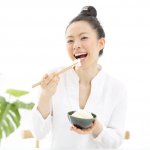 Terkadang nasi menjadi hal paling dihindari ketika melaksanakan program diet. Kini tidak perlu khawatir karena beras shirataki bisa menjadi alternatif pengganti nasi untuk mendukung diet Anda. Kandungan karbohidrat yang rendah di dalamnya menjadi hits di kalangan pecinta diet. Dengan begitu, Anda tidak perlu takut gagal diet, karena kelebihan karbohidrat bisa diatasi. 