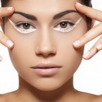 Riasan mata bisa memberikan kesan berbeda pada penampilan Anda. Buat mata lebih tajam dan memukau dengan eyeliner putih untuk membingkai mata Anda. Temukan rekomendasi produk terbaiknya dalam artikel BP-Guide berikut ini!