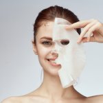 Sheet mask merupakan skincare wajah yang wajib dipakai jika ingin kulit lebih terawat. Ini bisa jadi pilihan praktis untuk kamu yang gemar pakai masker namun ogah ribet. Jangan khawatir dengan harganya, ada banyak sheet mask dengan harga terjangkau yang bisa kamu gunakan. Simak rekomendasinya dari kami!