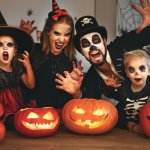 Ada berbagai perayaan seru di dunia ini. Salah satunya adalah perayaan Halloween. Festival ini seru untuk dilakukan bersama teman-teman. Kamu bisa mengadakan pesta Halloween dengan memakai kostum yang menyeramkan. Simak dulu yuk sejarah Halloween dan fakta menariknya. Setelahnya baru cek rekomendasi kostum dari kami!