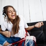 Headset adalah adalah salah satu aksesori komputer yang banyak dimiliki untuk berbagai keperluan. Tak hanya untuk mendengarkan musik, para gamer juga menggunakan headset untuk mendapatkan audio yang lebih nyata kala bermain game. Salah satu merek penyedia aksesori komputer yang menyediakan produk headset berkualitas adalah Logitech. Berikut rekomendasi headset keluaran Logitech yang patut dilirik.