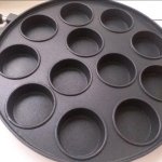 Kenikmatan kue khas Nusantara memang tidak ada duanya, seperti cita rasa dari kue lumpur. Kue lumpur yang termasuk jajanan pasar ini bisa juga Anda bikin di rumah lho. Dengan berbagai kreasi kue lumpur kekinian, Anda bisa memasak camilan ini untuk keluarga. Sebelum cek rekomendasi cetakannya, lihat juga berbagai resep kue lumpur ini, yuk!