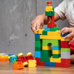 Bagi Anda para orang tua yang mencari mainan yang bisa mendukung tumbuh kembang anak, jangan lewatkan yang namanya Lego. Cari tahu bermain Lego dan rekomendasi Lego untuk si kecil dalam artikel BP-Guide berikut!