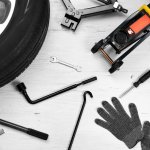 Bagi Anda yang menggunakan mobil sebagai moda transportasi sehari-hari, tentunya ada beberapa peralatan yang perlu dibawa guna menangani kendala saat berkendara. Lalu apa sajakah itu? Simak ulasan berikut serta tips menghadapi situasi darurat saat mengendarai mobil.