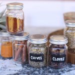 Toples menjadi alat penyimpanan makanan yang cantik dan rapi. Anda bisa menggunakan beragam model toples yang unik untuk melengkapi dekorasi rumah. Yuk, pilih salah satu dari toples berikut ini!