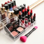 Seberapa besar dan luasnya meja riasmu, tentu serasa tidak cukup untuk menampung deretan koleksi kosmetik dan skincare yang setiap hari bisa saja terus saja bertambah. Agar meja rias kamu lebih tertata rapi, kamu butuh makeup organizer atau rak makeup. Nah, cek rekomendasi terbaiknya dari kami!