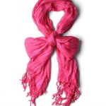 There is no doubt that scarves are an accessory that everyone has in their closets. We are always looking for different ways to wear a scarf and scarf outfit ideas,so we’ve put together the definitive guide on how to tie a scarf and ways to wear a scarf year-round. 