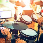 Drum menjadi salah satu alat musik yang menantang untuk dikuasai. Ini karena tidak mudah belajar drum. Kita harus mengkoordinasikan otak, tangan, dan kaki agar bisa menghasilkan suara yang pas. Butuh banyak latihan untuk bisa jadi drummer yang hebat. Nah, untuk mendukungmu belajar drum, intip yuk deretan drum elektrik terbaik rekomendasi dari kami!