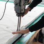 Bagi yang masih baru dalam usaha garmen, Anda wajib tahu apa saja yang diperlukan dalam memproses sebuah pakaian. Selain itu, Anda perlu juga memiliki alat pemotong bahannya. Cek aneka jenis mesin pemotong kain dan juga rekomendasi mesin dari kami, ya.