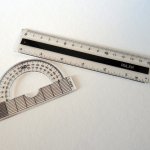 Busur derajat tidak bisa dijauhkan dari anak sekolah dan mereka yang mempelajari ilmu matematika lebih mendalam. Karena itu, kamu butuh busur derajat yang presisi dan bagus. Yuk, mengenal busur derajat dan cara memilihnya!