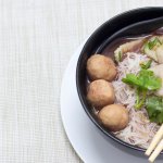 Di antara banyaknya jenis bakso yang ada, bakso urat termasuk yang paling populer. Tekstur bakso yang kasar dihasilkan dari urat-urat pada daging sapi yang kenyal dan lezat. Kamu penyuka bakso urat? Simak 10 menu bakso urat favorit yang wajib kamu cobain dari BP-Guide berikut.