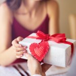 Valentine trắng (14/3) là ngày mà bạn trai đáp lại quà tặng của bạn nữ trong dịp Valentine đỏ (14/2) để bày tỏ tình cảm với một nửa của mình. Một món quà phù hợp trong dịp này sẽ khiến cô ấy vui vẻ, hạnh phúc và tình cảm hai bên thêm bền chặt. Có phải bạn đang băn khoăn chưa biết nên tặng gì cho bạn gái trong dịp Valentine trắng này? Tham khảo 10 gợi ý dưới đây để có ngay lựa chọn ưng ý nhé.