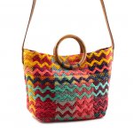 Gaya etnik memang banyak diminati karena kesannya sangat unik. Banyak hal yang bisa kamu lakukan untuk mendapatkan kesan bergaya etnik. Mulai dari memakai pakaian dengan motif tenun atau mungkin memakai tas tenun. Nah, untuk rekomendasi tas tenun, cek segera di bawah ya!