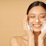 Memilih facial wash memang tidak mudah. Utamanya untuk Anda yang memiliki kulit kering. Namun, jangan khawatir, kami sudah menyiapkan tips untuk memilih face wash untuk kulit kering yang terbaik. Anda juga bisa intip rekomendasinya untuk merawat kulit jadi lebih lembap dan sehat!